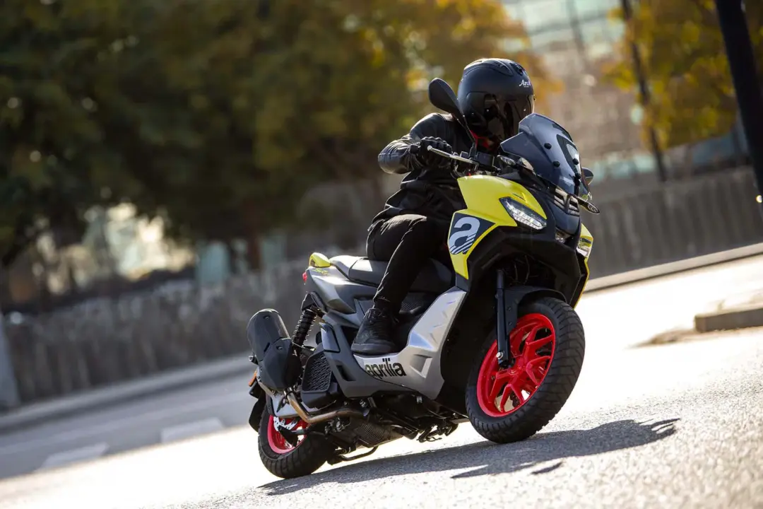 aprilia-sr-gt-125-sport-1